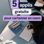 Femme utilisant une application d'étude sur sa tablette dans un environnement académique.