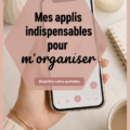 Femme utilisant une appli d'organisation sur son téléphone