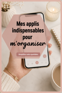 Femme utilisant une appli d'organisation sur son téléphone