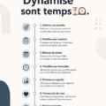 Femme souriante consultant un agenda pour organiser son temps
