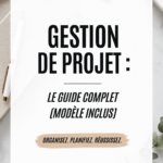Une femme en train de travailler sur un ordinateur, avec un sous-main de gestion de projet. Un modèle de gestion de projet est visible.