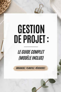 Une femme en train de travailler sur un ordinateur, avec un sous-main de gestion de projet. Un modèle de gestion de projet est visible.