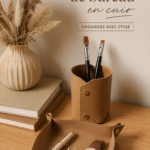 Un ensemble d'accessoires de bureau en cuir disposés sur un bureau élégant.