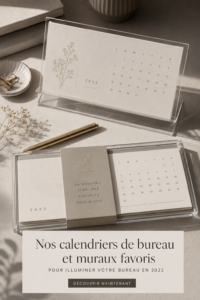 calendriers muraux colorés dans un bureau chaleureux
