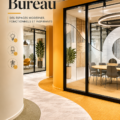 Un bureau moderne avec des couleurs vives et du mobilier ergonomique.