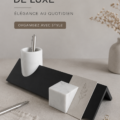 Porte-crayon élégant en métal doré sur un bureau moderne