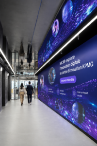 Vue du KPMG Ignition Centre avec des logos MCM, symbolisant l'innovation numérique.