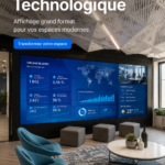 Un mur technique moderne dans un bureau bien organisé, alliant esthétique et fonctionnalité.