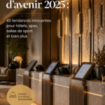 Des professionnels d'hôtels discutent des nouvelles tendances d'accueil pour 2025, montrant des exemples d'innovation.