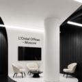 Vue des bureaux modernes de L'Oréal à Moscou, caractérisés par leur design innovant et chaleureux.