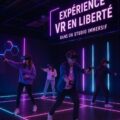 Groupe de personnes profitant d'une expérience VR immersive à Ashford avec un casque de réalité virtuelle.