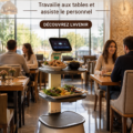Un robot serveur apportant des plats dans un restaurant moderne.