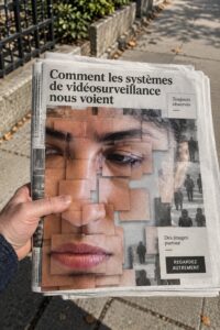 Femme discutant devant une caméra de vidéosurveillance dans un cadre urbain
