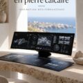 Un studio tech méditerranéen lumineux et inspirant avec des éléments modernes.