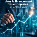 Femme d'affaires contemplant des graphiques de prêts commerciaux tout en utilisant un ordinateur