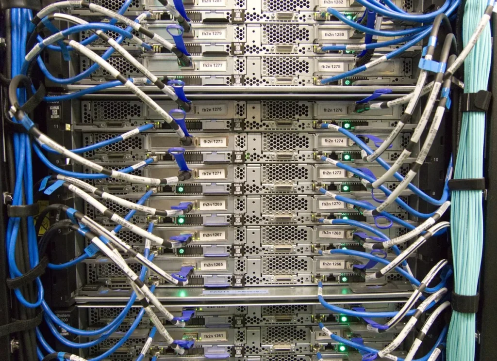 Cymora server en rack prêt à être installé dans un datacenter moderne