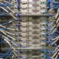 Cymora server en rack prêt à être installé dans un datacenter moderne
