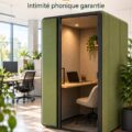 Cabine téléphonique KITE intégrée dans un open-space moderne.