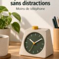 Une horloge intelligente moderne sur un bureau de travail