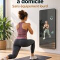 Miroir connecté dans un salon moderne pour des séances de sport à domicile.