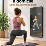 Miroir connecté dans un salon moderne pour des séances de sport à domicile.